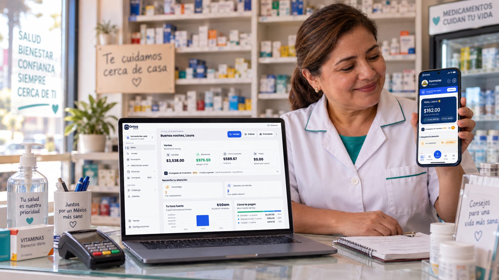 Encargada de una farmacia de barrio en su mostrador, con Ontaz Stock abierto en una laptop y el resumen de ventas del día en su celular.